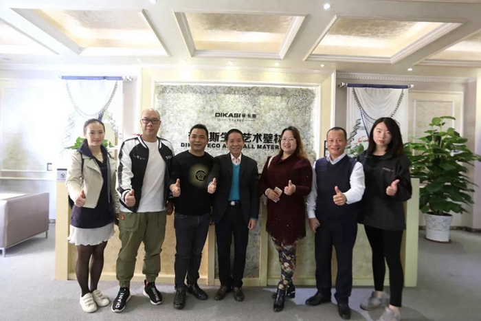 熱烈歡迎順德涂料商會老會長胡景釗、順德設計師協(xié)會會長吳秋紅蒞臨帝卡斯參觀指導工作！